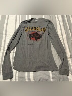 Wrangler Men's Gray Long-Sleeve Graphic Tee with Yellow Logo